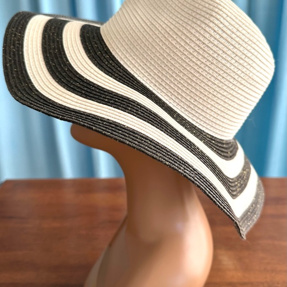 Magid Summer Floppy Hat Black & White Swirls 100% Straw - Picture 4 of 10